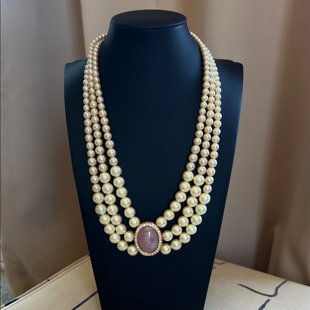 Elegant vintage AvonPearl Necklace with Gold Accents